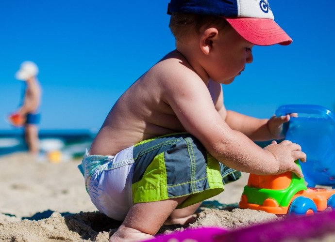 Con los peques a la playa: ¿cómo debemos proteger a los niños del sol?