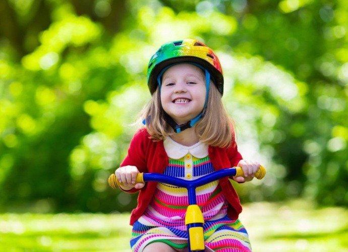 Salir a dar un paseo en familia con un triciclo evolutivo para niños